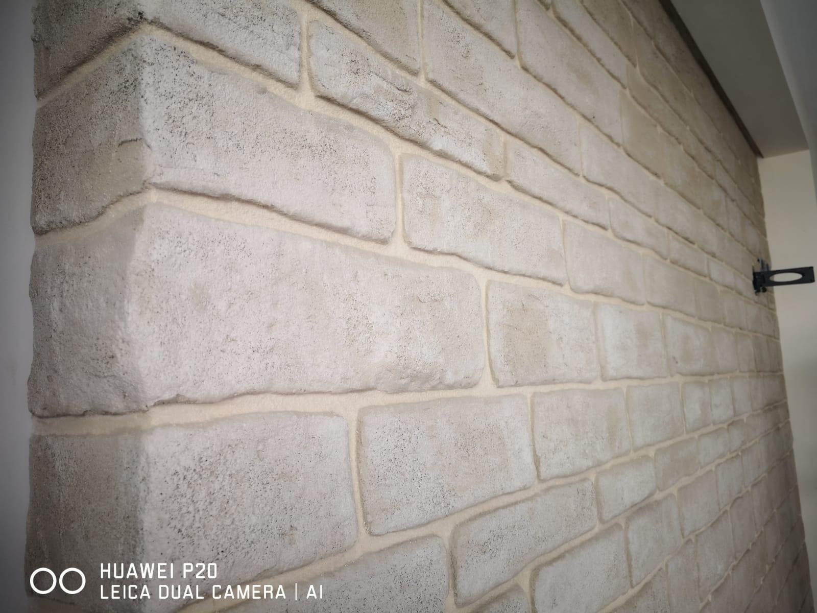 Rivestimento decorativo effetto mattone rustico realizzato da Mural Lodi