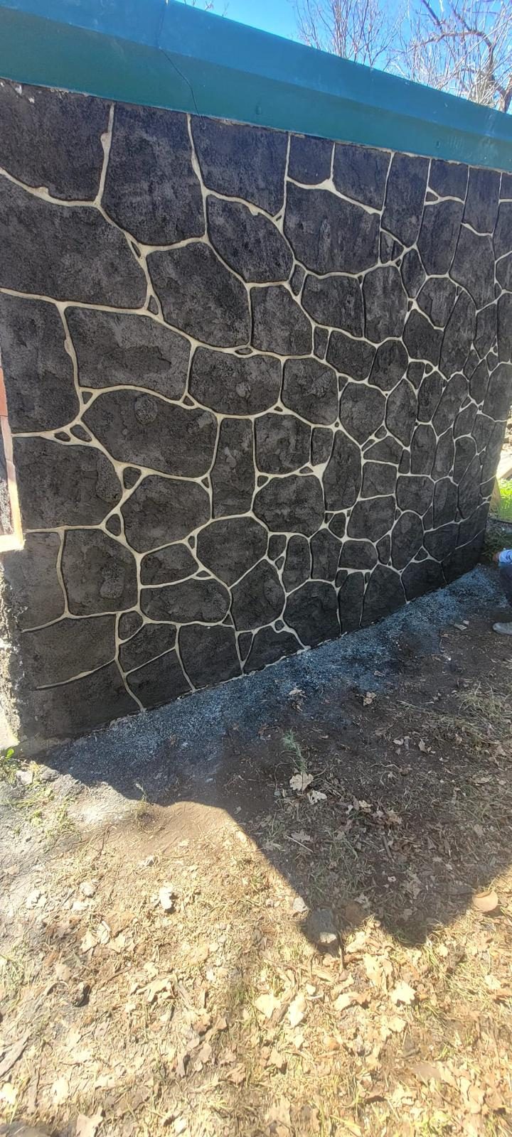 Rivestimento decorativo effetto pietra lavica realizzato da Mural Lodi